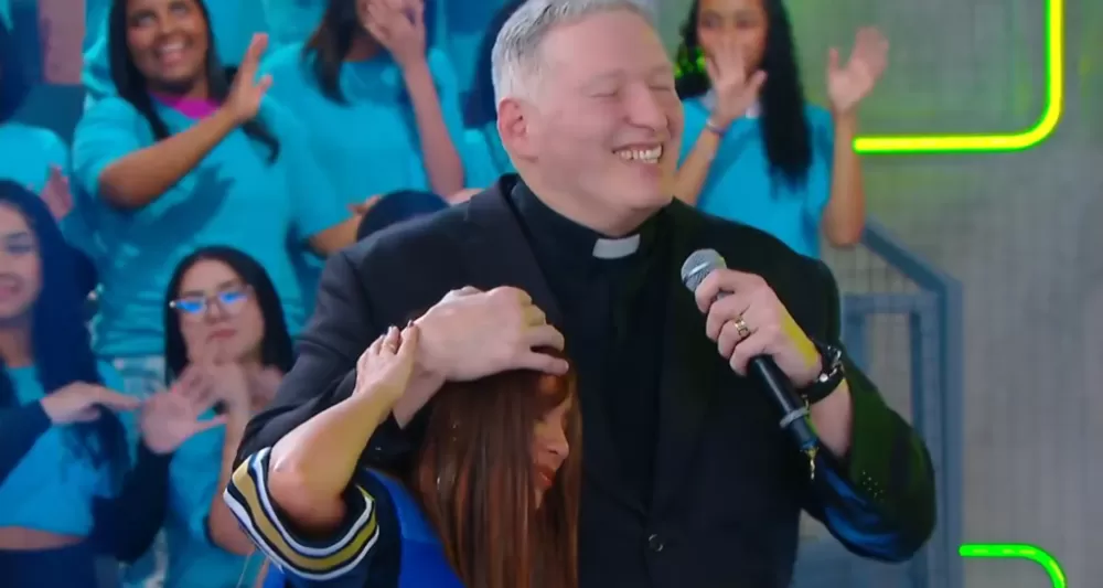 Padre Marcelo Rossi ora por Lexa no SBT Padre Marcelo Rossi ora por Lexa no SBT. Foto: Reprodução