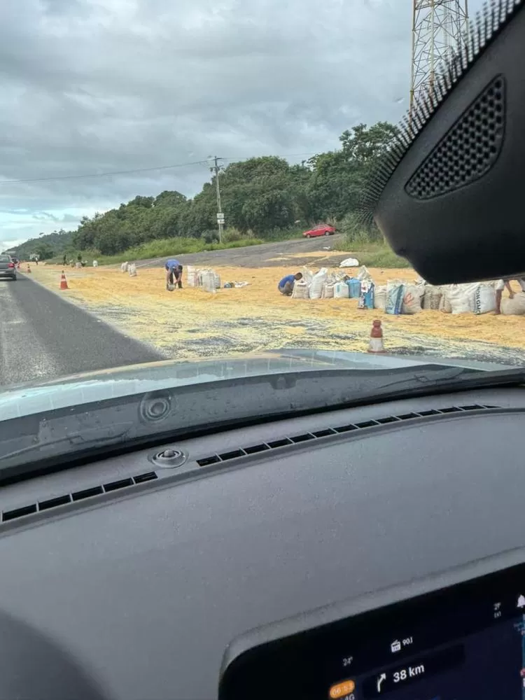 Caminhão carregado de soja tomba, causa interdição total e congestionamento. Foto: Reprodução/Whatsapp