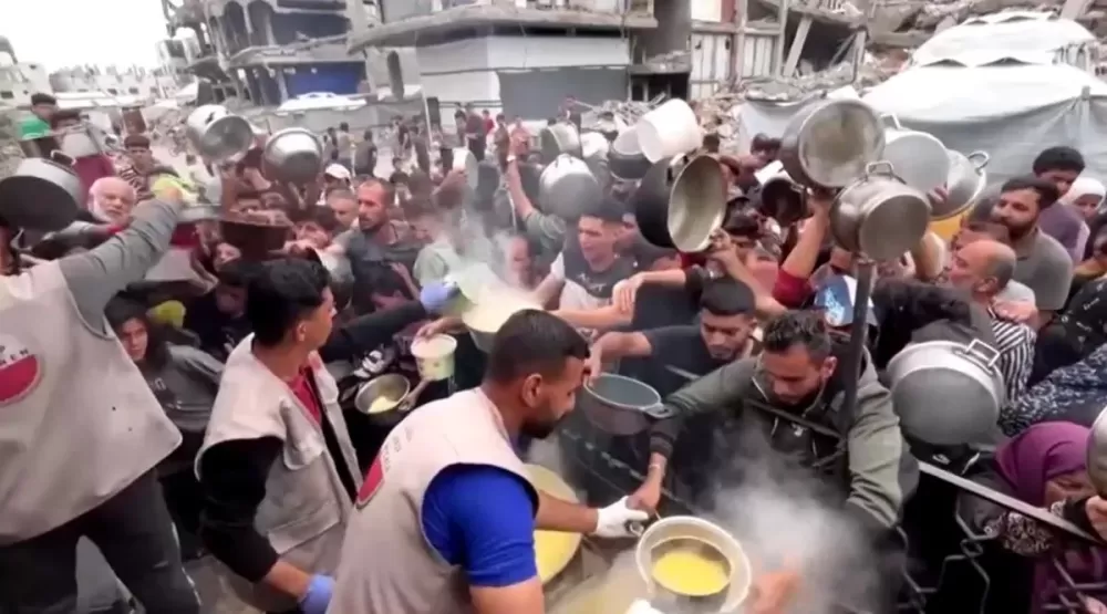 Palestinos em busca de alimento em Gaza. Foto: Reuters