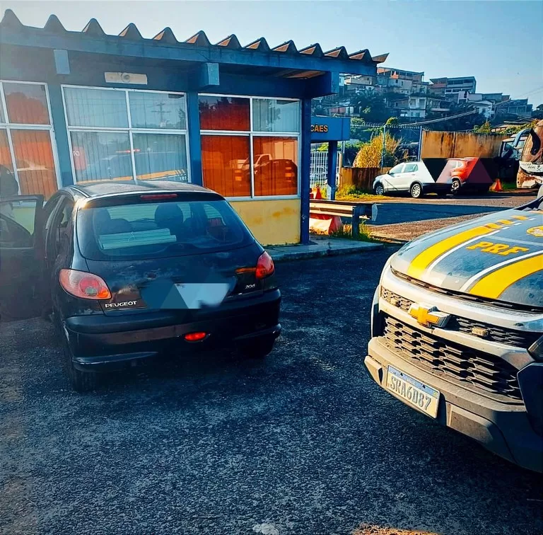 Com licenciamento atrasado desde 2013, idoso coloca placa de moto em carro e acaba detido na BR 324 em Simões Filho (BA). Foto: Reprodução