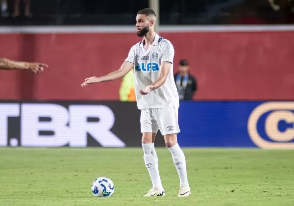 Vitória é multado em R$ 30 mil por gritos homofóbicos da torcida contra ex-jogador Wagner Leonardo. Foto: Celo Gil/Grêmio FBPA