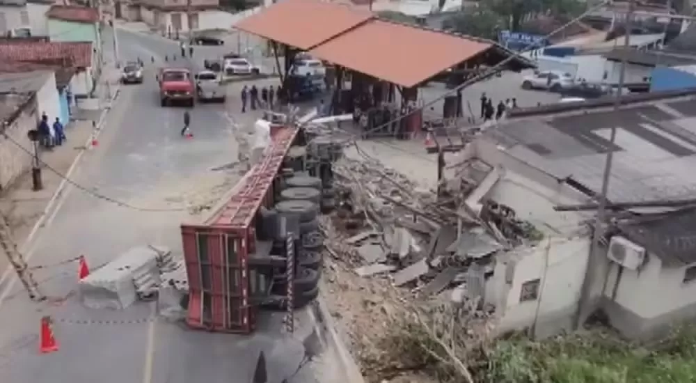 Veículo atingiu banheiro de posto de gasolina. Foto: Reprodução/TV Bahia