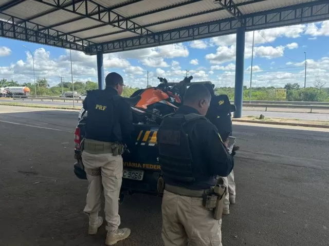 PRF apreende moto roubada transportada em ônibus em Feira de Santana. Foto: Divulgação/ PRF