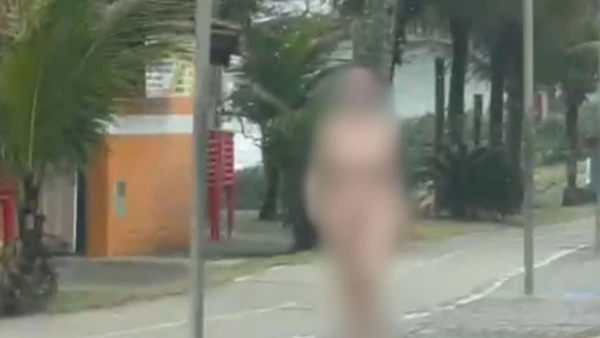 Mulher saiu nua em uma rua após cometer o crime. Foto: Reprodução/Redes Sociais
