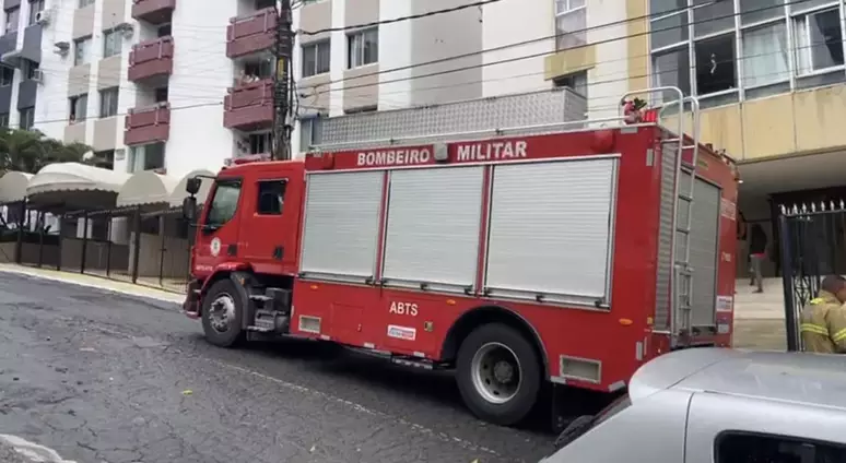 O Corpo de Bombeiros foi acionado no início da manhã para extinguir o fogo. Foto: Reprodução/X/@ojeanmendesc 
