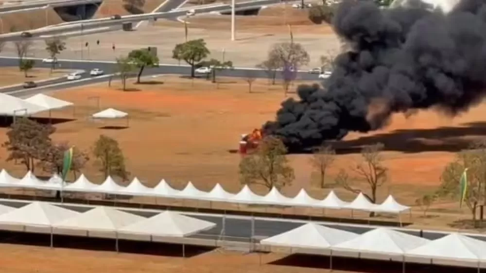 O fogo foi numa área de gramado no centro da Esplanada dos Ministérios, a menos de 2 km do Supremo Tribunal Federal (STF), onde o julgamento de Bolsonaro acontece. Foto: reprodução