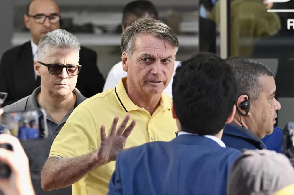 Bolsonaro deixa prisão domiciliar para cirurgia em Brasília. Foto: Evaristo Sa / AFP