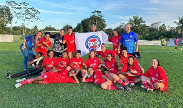 A equipe Franciscana brilhou no estádio Cândido Soares, em Mata de São João, com gols de Kaká, Lola, Vanessa (2) e Rafaela (3), sem dar espaço para reação adversária. Foto: Priscila/MídiaVip