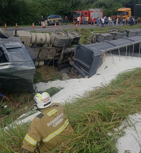 Motorista morre após carreta tombar na BR 324, próximo a São Sebastião do Passé. Foto: Reprodução