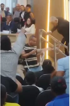 Tensão e repressão marcam sessão da Câmara de São Francisco do Conde que vota redução do programa “Pão na Mesa”; Spray de pimenta, confusão e censura