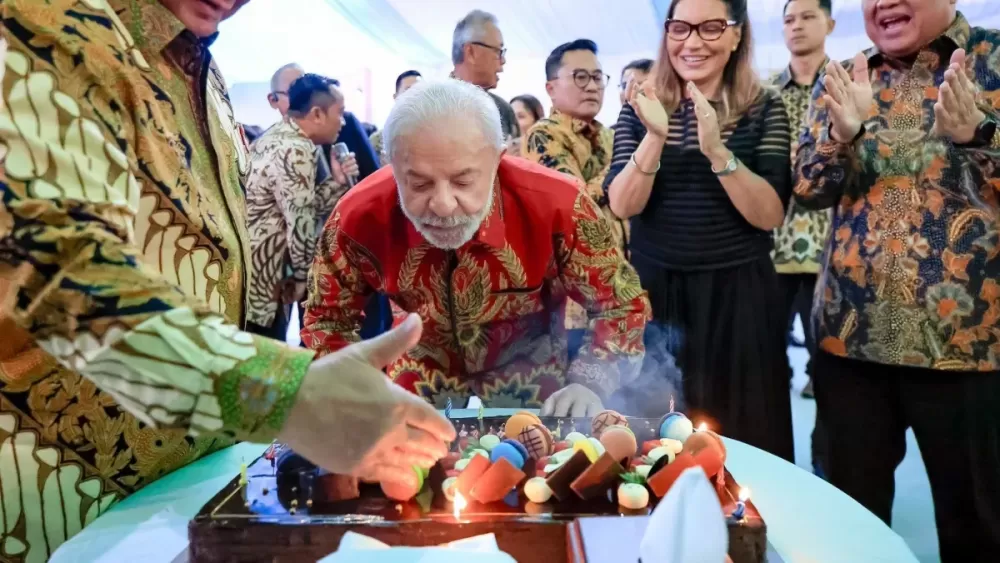 Presidente Lula comemorando seu aniversário durante viagem à Indonésia na última semana. Foto: Ricardo Stuckert/PR