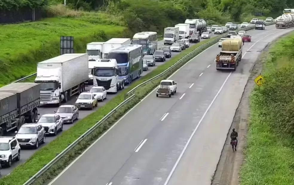 A BR-324 é considerada a principal saída de Salvador em direção a cidades do interior da Bahia. Foto: PRF