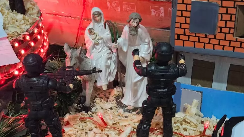 José, Maria e Jesus sendo abordados pela polícia. Foto: Ladário Brites