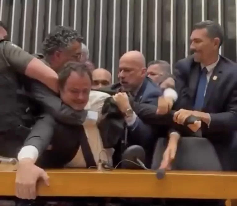 O deputado federal Glauber Braga (PSOL-RJ) foi retirado à força da Mesa Diretora da Câmara dos Deputados por policiais legislativos. Foto: Reprodução