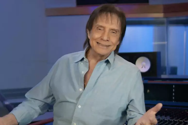 Roberto Carlos em cena do comercial gravado em seu estúdio particular. Foto: Reprodução