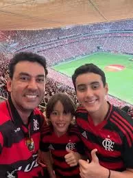 O secretário da prefeitura de Itumbiara, Thales Machado, em foto com a esposa e os filhos. Foto: Facebook/Reprodução