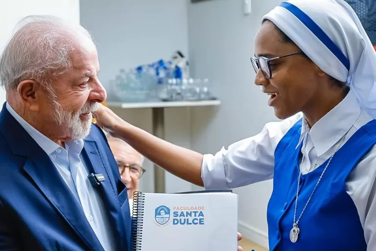 Assinatura foi realizada durante visita do presidente às Obras Sociais Irmã Dulce, no estado da Bahia. Foto: Ricardo Stuckert / PR