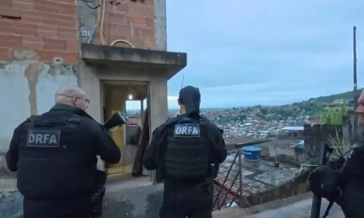 Polícia Civil do RJ realiza operação para desarticular um esquema de fraude bancária e lavagem de dinheiro ligado ao CV. Foto: Reprodução / Polícia Civil do RJ