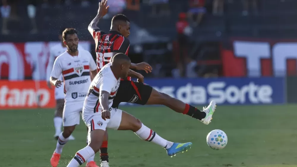 Barradão ruge: Vitória bate São Paulo por 2 a 0 e sobe na tabela do Brasileirão