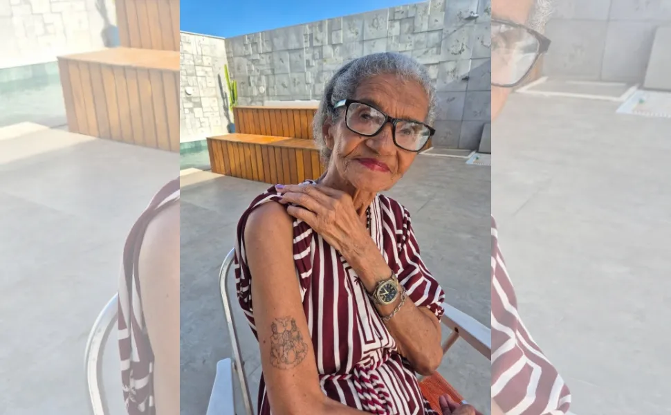 Dona Lilia mostra sua primeira tatuagem |  Foto: Pedro Henrique Oliveira