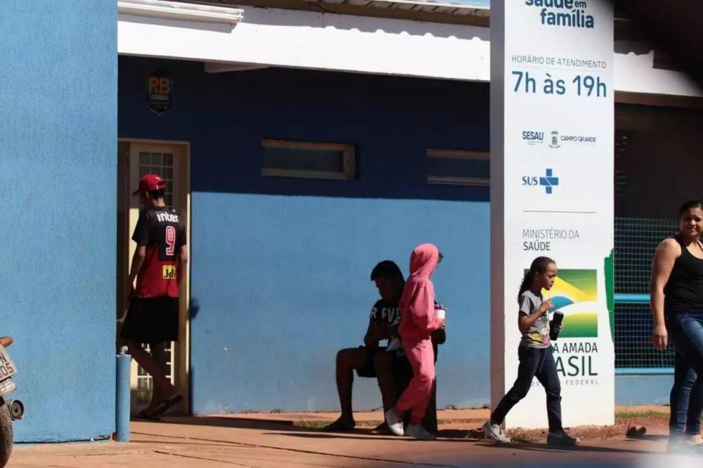 Moradores chegam e saem de unidade de saúde na Capital; vacinação contra covid segue sendo feita nas UBSs. Foto: Marcos Maluf