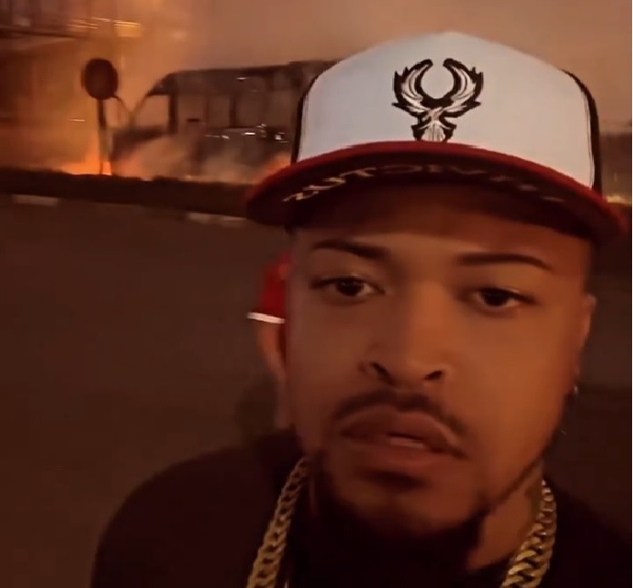 Van da banda Lambasaia ficou em chamas após acidente na BR-324 - Foto: Reprodução / Redes Sociais