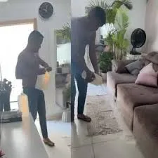 Momento em que o homem joga combustível para atear fogo na casa com esposa grávida dentro. Foto: Reprodução