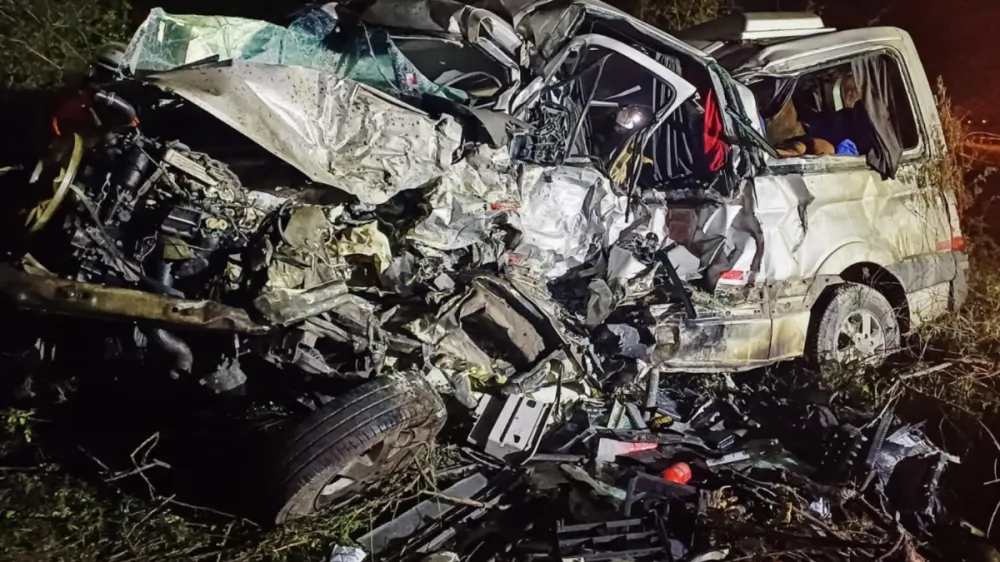 Um caminhão invadiu a contramão e colidiu frontalmente com uma van na BR-116, deixando 16 mortos. Foto: Divulgação/PRF