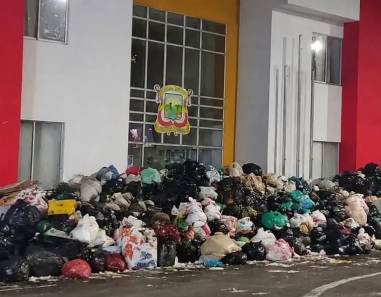 Lixo despejado na porta de Prefeitura. Fotos: Reprodução