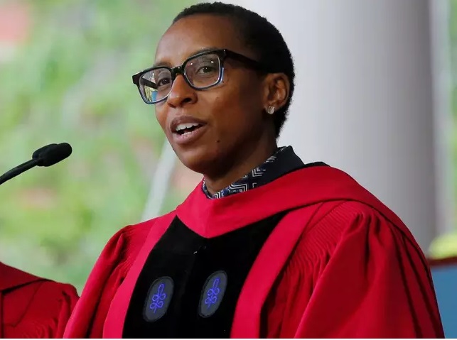Claudine Gay discursa na Universidade de Harvard Foto: Reuters