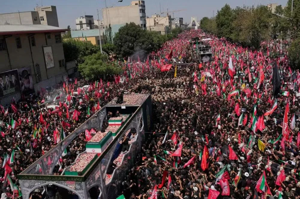 Multidões lotam funeral de ALi Khamenei. Foto: Associated Press