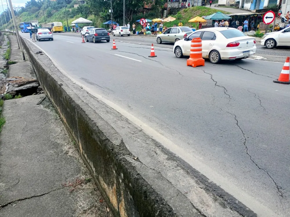 Cratera na BR-324 bloqueia tráfego nos dois sentidos; DNIT estuda soluções e anuncia desvios