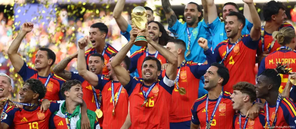 Eleito o melhor jogador da Copa do Mundo de 2026, Rodri ergue a taça da Copa 2026. Foto: Hannah Mckay/REUTERS